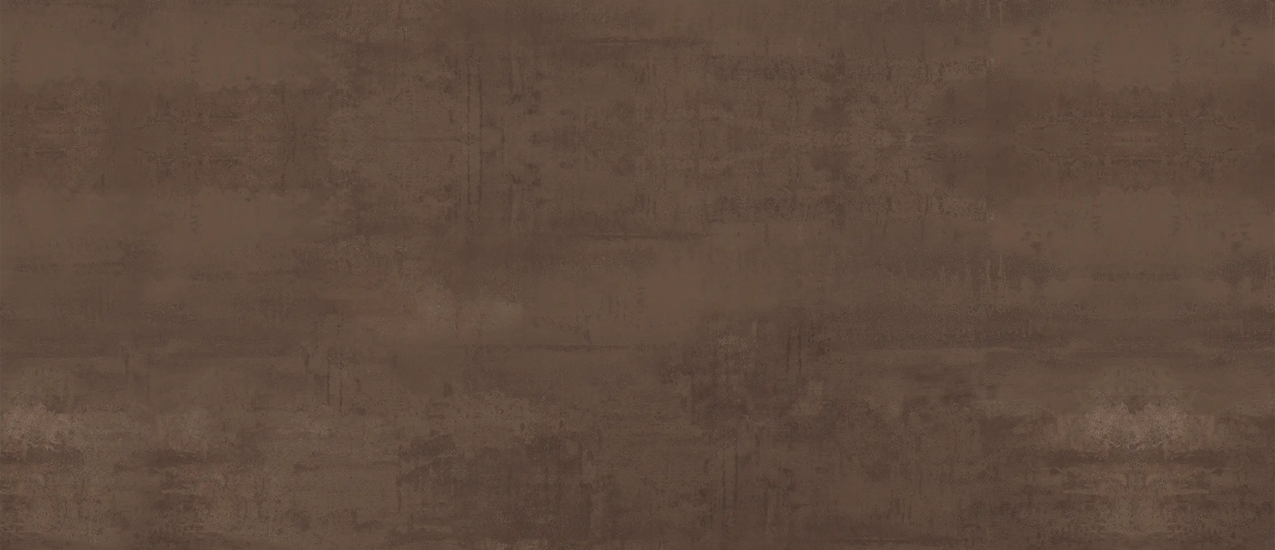 Superficie HPL effetto bronzo ossidato con texture materica in toni marroni caldi